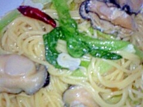 殻付き牡蠣とサラダ菜のペペロンチーノ